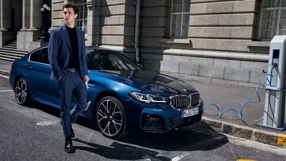 BMW Serie 5 Berlina ibrida Plug-in 2021 G30 Vista anteriore a tre quarti in ricarica BMW Serie 5 Berlina ibrida Plug-in 2021 G30 Vista anteriore a tre quarti in ricarica con modella