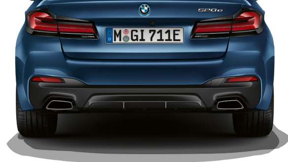 Terminali di scarico con modanatura a forma trapezoidale della BMW Serie 5 Berlina G30 Terminali di scarico con modanatura a forma trapezoidale della BMW Serie 5 Berlina G30 Facelift 2020, ripresa da vicino, posteriore