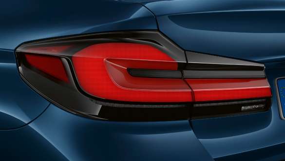 Gruppo ottico posteriore a LED della BMW Serie 5 Berlina G30 Gruppi ottici posteriori a LED della BMW Serie 5 Berlina G30 Facelift 2020 Phytonic Blue, ripresa da vicino, posteriore