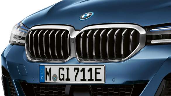 Doppio rene BMW della Nuova BMW Serie 5 Berlina G30 Calandra a doppio rene BMW della BMW Serie 5 Berlina G30 Facelift 2020 Phytonic Blue, ripresa da vicino, frontale