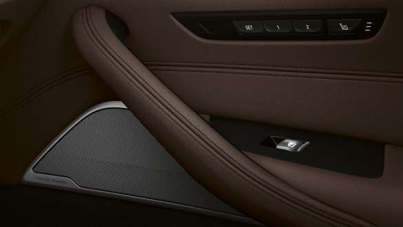 Bowers & Wilkins Diamond Surround Sound System della BMW Serie 5 Berlina G30 Bowers & Wilkins Diamond Surround Sound System BMW Serie 5 Berlina G30 Facelift 2020, interni, primo piano portiera