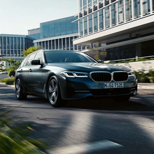 BMW Serie 5 Touring G31, esterni BMW Serie 5 Touring G31 Facelift 2020 Sophisto Grey, vista anteriore a tre quarti, in movimento in città