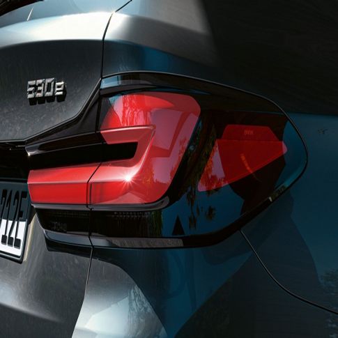 Gruppi ottici posteriori in 3D della BMW Serie 5 Touring G31 Gruppi ottici posteriori in 3D della BMW Serie 5 Touring G31 Facelift 2020 Sophisto Grey, primo piano, posteriore