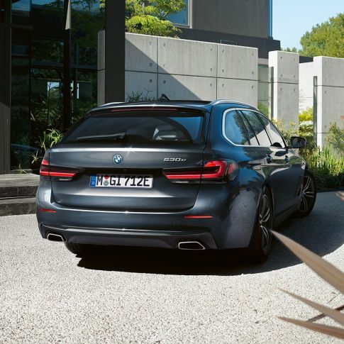 Fascione posteriore e terminali di scarico a forma rettangolare/trapezoidale della BMW Serie 5 Touring G31 Fascione posteriore e terminali di scarico a forma rettangolare/trapezoidale della BMW Serie 5 Touring G31 Facelift 2020 Sophisto Grey, primo piano, posteriore