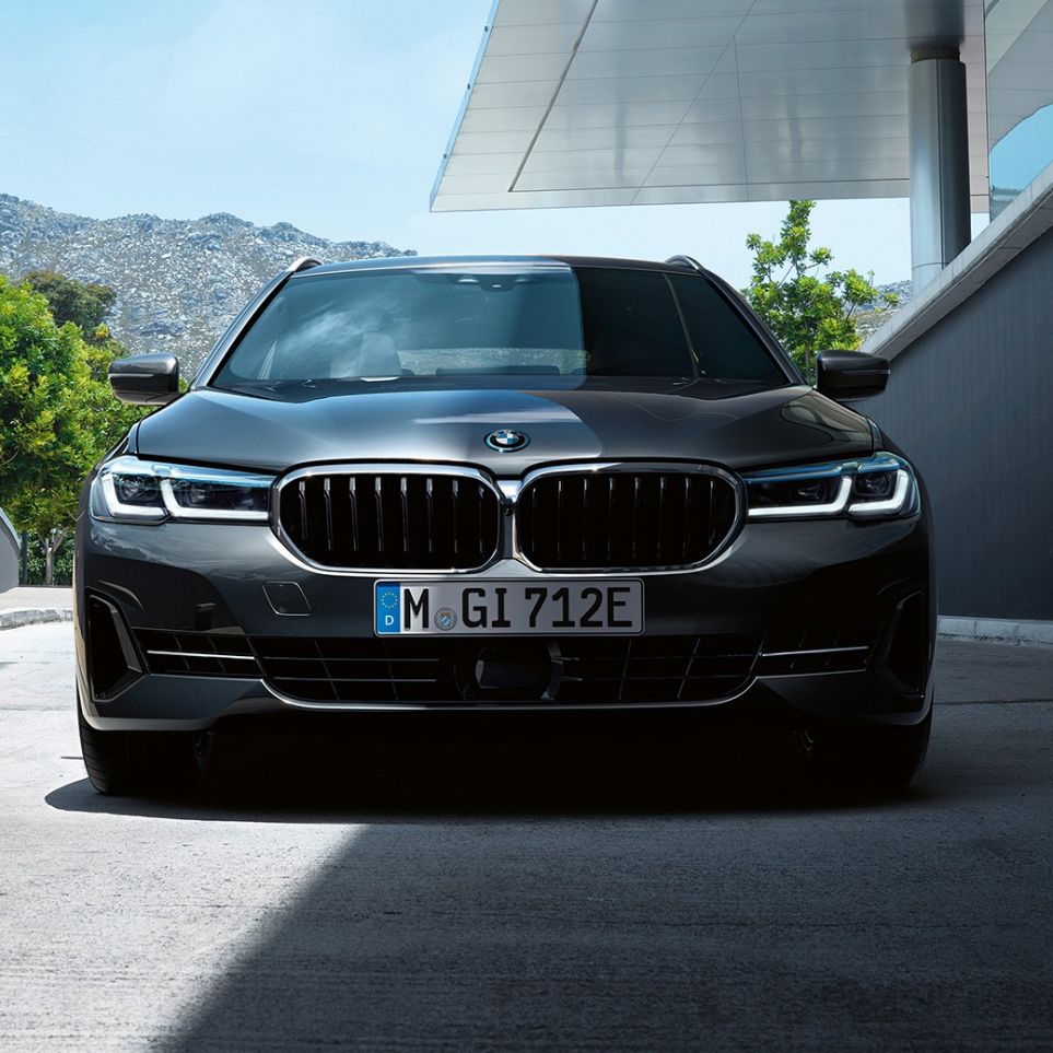 Calandra a doppio rene e grembialatura anteriore BMW della BMW Serie 5 Touring G31 Calandra a doppio rene e grembialatura anteriore BMW della BMW Serie 5 Touring G31 Facelift 2020, primo piano, frontale