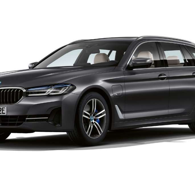 BMW Serie 5 Touring 530i G31, allestimento base Frontale BMW Serie 5 Touring 530i G31 2020 allestimento base in Sophisto Grey, vista anteriore a tre quarti