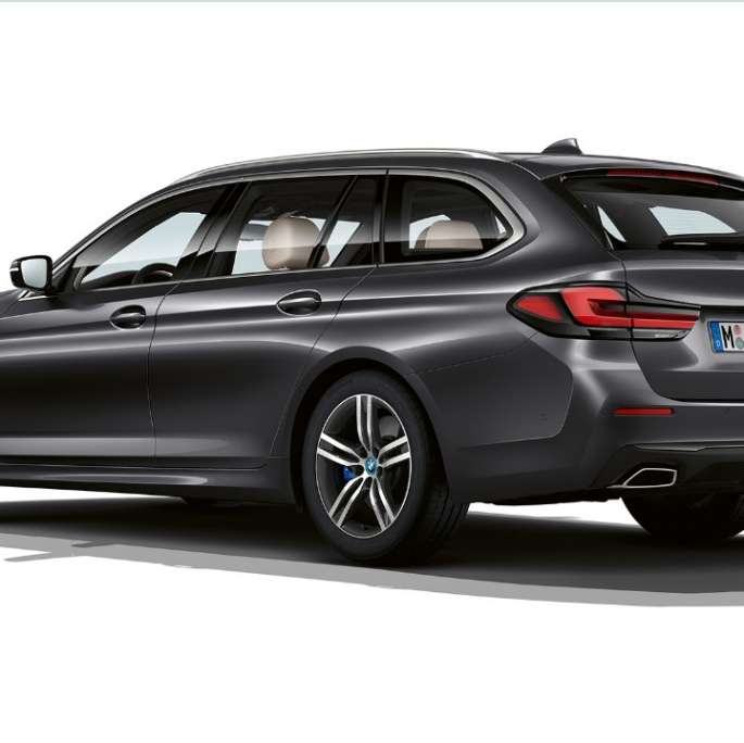 BMW Serie 5 Touring G31 allestimento base, vista posteriore BMW Serie 5 Touring 530i G31 2020 allestimento base in Sophisto Grey, vista posteriore a tre quarti