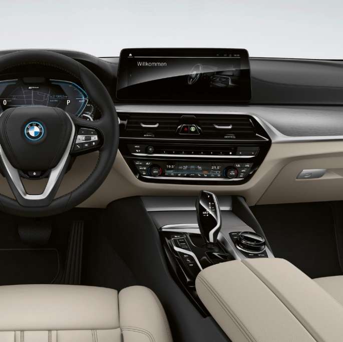 Cockpit della BMW Serie 5 Touring G31, allestimento base Cockpit della BMW Serie 5 Touring 530i G31 2020 allestimento base pelle Dakota Ivory White con cuciture Exclusive e cadenino a contrasto, interni