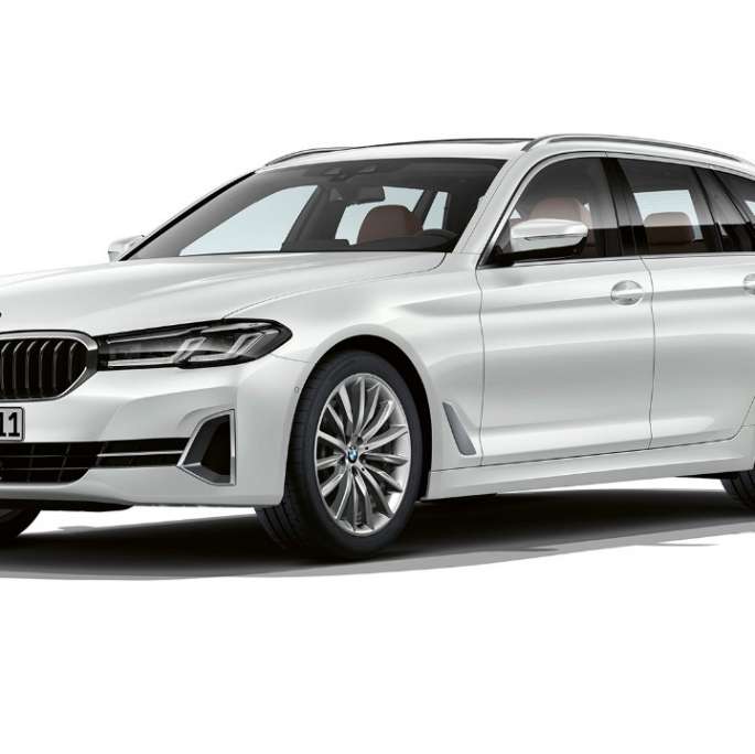 BMW Serie 5 Touring G31 versione Luxury, frontale BMW Serie 5 Touring 530i G31 2020 versione Luxury in Mineral White, vista anteriore a tre quarti