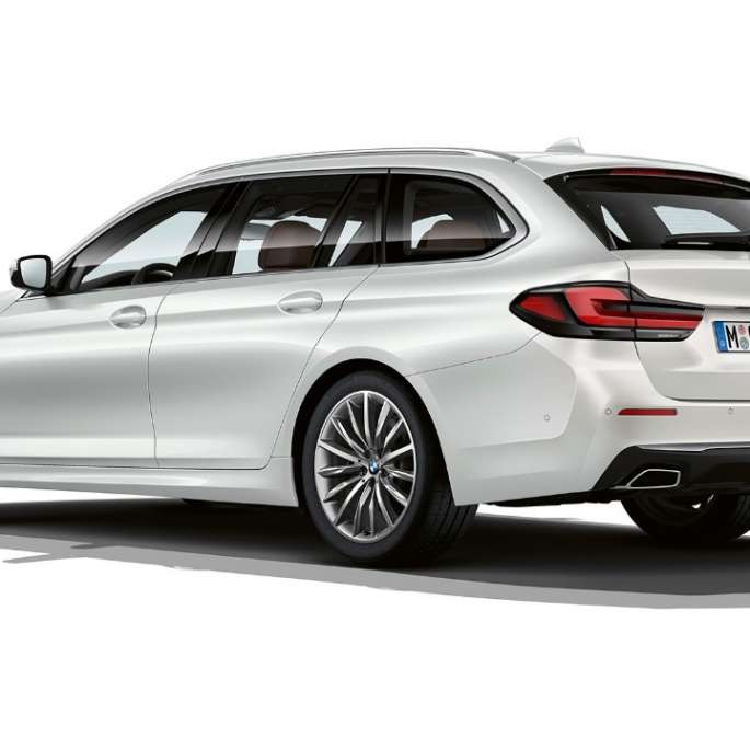 BMW Serie 5 Touring G31 versione Luxury, posteriore BMW Serie 5 Touring 530i G31 2020 versione Luxury in Mineral White, vista posteriore a tre quarti