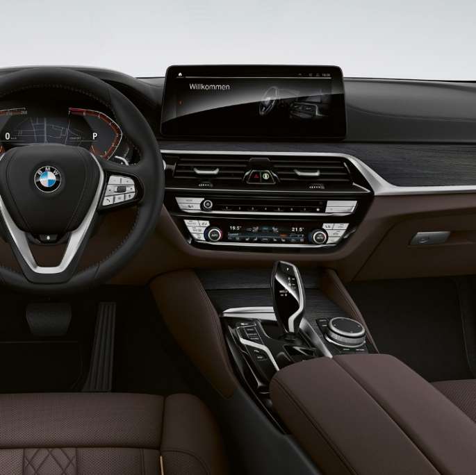 Cockpit della BMW Serie 5 Touring G31 versione Luxury Cockpit BMW Serie 5 Touring 530i G31 2020 versione Luxury in pelle Exclusive Nappa Mocha con cuciture exclusive e cadenino a contrasto, interni