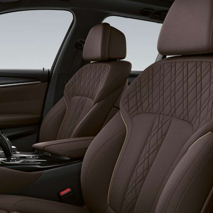 Imbottitura della BMW Serie 5 Touring G31 versione Luxury Imbottitura in pelle Exclusive Nappa Mocha con cuciture exclusive e cadenino a contrasto della BMW Serie 5 Touring 530i G31 2020 versione Luxury, interni