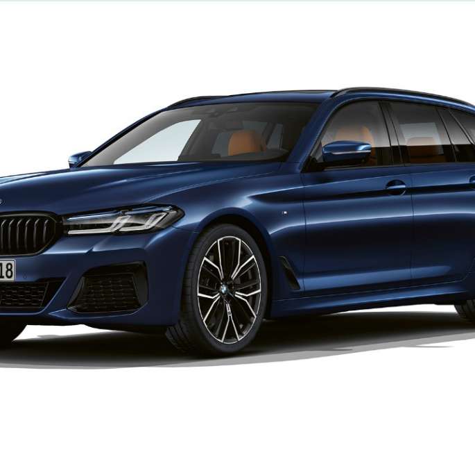BMW Serie 5 Touring G31 pacchetto sportivo M, frontale BMW Serie 5 Touring 530e G31 2020 pacchetto sportivo M in Tanzanite Blue II metallizzato, vista anteriore a tre quarti