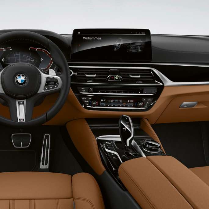 Cockpit della BMW Serie 5 Touring G31, pacchetto sportivo M Cockpit della BMW Serie 5 Touring 530e G31 2020 pacchetto sportivo M in pelle Dakota Cognac con cuciture Exclusive e cadenino a contrasto, interni