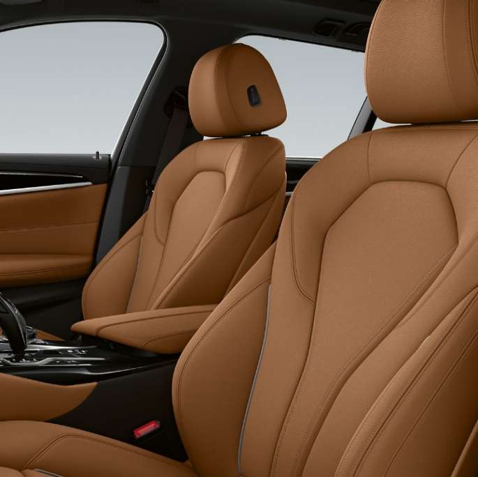 Imbottitura della BMW Serie 5 Touring G31 pacchetto sportivo M Imbottitura in pelle Dakota Cognac con cuciture exclusive e cadenino a contrasto della BMW Serie 5 Touring 530e G31 2020 pacchetto sportivo M, interni