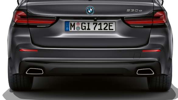 Terminali di scarico a forma trapezoidale della BMW Serie 5 Touring G31 Terminali di scarico a forma trapezoidale della BMW Serie 5 Touring G31 Facelift 2020, primo piano, posteriore
