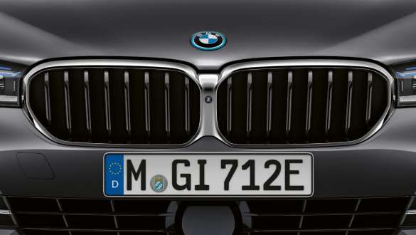 Calandra a doppio rene BMW della BMW Serie 5 Touring G31 Calandra a doppio rene BMW della BMW Serie 5 Touring G31 Facelift 2020, primo piano, frontale