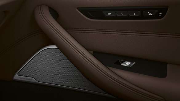 Bowers & Wilkins Diamond Surround Sound System della BMW Serie 5 Touring G31 Bowers & Wilkins Diamond Surround Sound System BMW Serie 5 Touring G31 Facelift 2020, interni, primo piano portiera