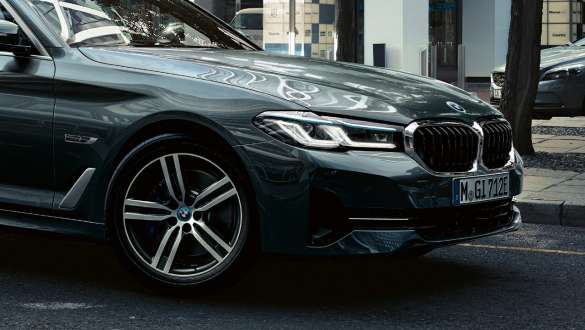 Integral Active Steering BMW Serie 5 Touring G31 Integral Active Steering della BMW Serie 5 Touring G31 Facelift 2020, vista anteriore a tre quarti, ripresa in movimento