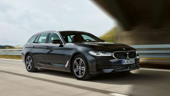 BMW Serie 5 Touring ibrida Plug-in 2021 G31 LCI Vista anteriore a tre quarti in movimento BMW Serie 5 Touring ibrida Plug-in 2021 G31 LCI Vista anteriore a tre quarti in movimento su strada