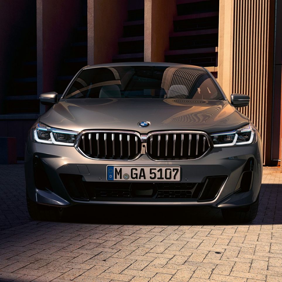 Frontale della BMW Serie 6 Gran Turismo G32 2020 Design frontale della BMW Serie 6 Gran Turismo 640i xDrive G32 2020 Bernina Grey con prospettiva dall’anteriore