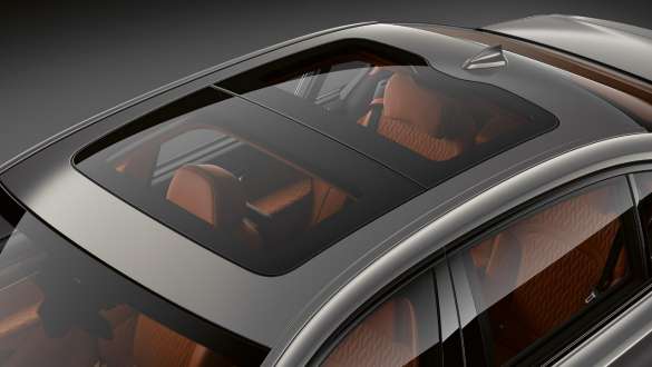 BMW Serie 7 Berlina G11 G12 2019 Tetto panoramico in vetro BMW Serie 7 Berlina G11 G12 2019 Bernina Grey Amber Effect Primo piano del tetto panoramico in vetro