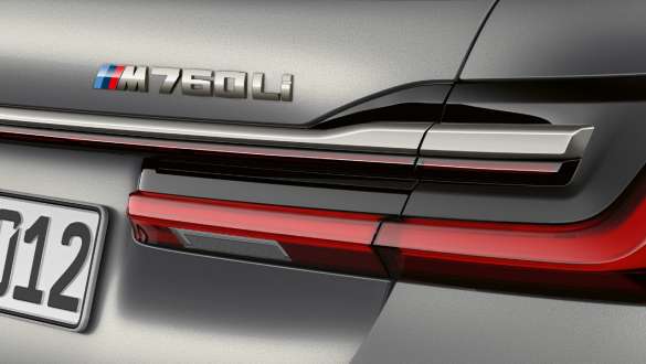 BMW Serie 7 Berlina, badge M760Li BMW Serie 7 Berlina: primo piano del badge M760Li posteriore