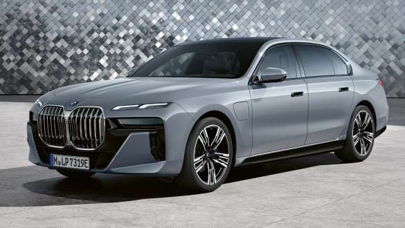 Vista laterale della BMW Serie 7 Berlina G70 PHEV 750e xDrive Dravit Grey metallizzato Vista laterale della BMW Serie 7 Berlina G70 PHEV 750e xDrive Dravit Grey metallizzato