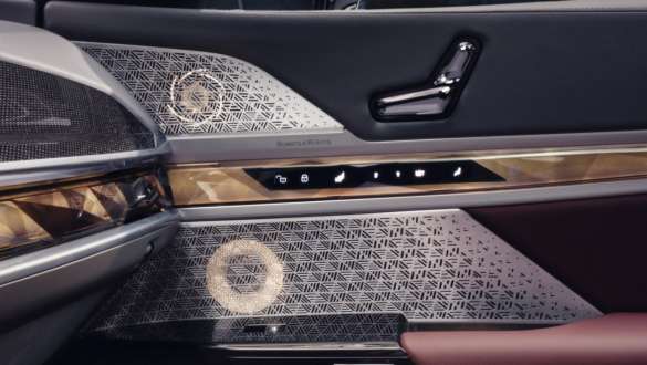 Bowers & Wilkins Diamond Surround Sound System nella portiera lato passeggero della BMW Serie 7 Berlina G70 ICE 740i pacchetto sportivo M Vista degli interni della BMW Serie 7 Berlina G70 ICE 740i pacchetto sportivo M con primo piano del Bowers & Wilkins Diamond Surround Sound System nella portiera del passeggero.