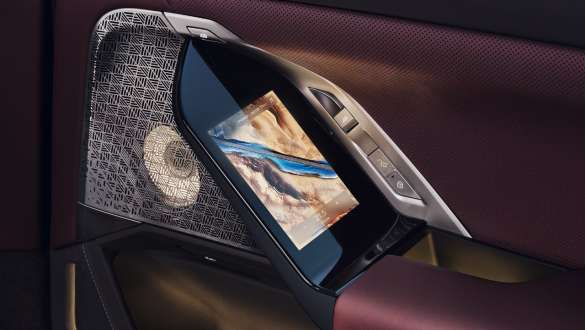 Touchscreen nella portiera posteriore della BMW Serie 7 Berlina G70 ICE 740i pacchetto sportivo M Vista sugli interni della BMW Serie 7 Berlina G70 ICE 740i pacchetto sportivo M con primo piano del touchscreen delle portiere posteriori