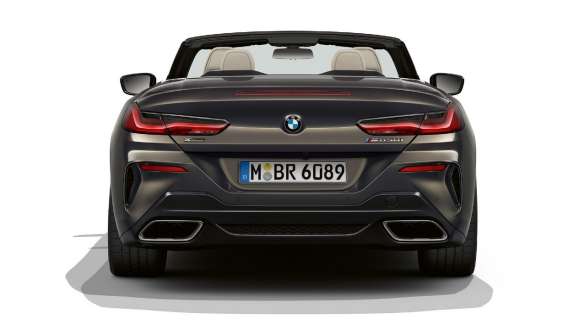 BMW M850i xDrive Dravit Grey metallic, vista posteriore, impianto di scarico sportivo G14. BMW M850i xDrive Dravit Grey metallic, vista posteriore, impianto di scarico sportivo G14.