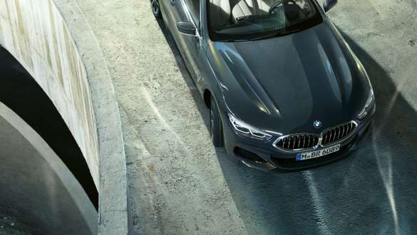 BMW M850i xDrive Dravit Grey metallic, in movimento, vista anteriore dall'alto, Integral Active Steering G14. BMW M850i xDrive Dravit Grey metallic, in movimento, vista anteriore dall'alto, Integral Active Steering G14.