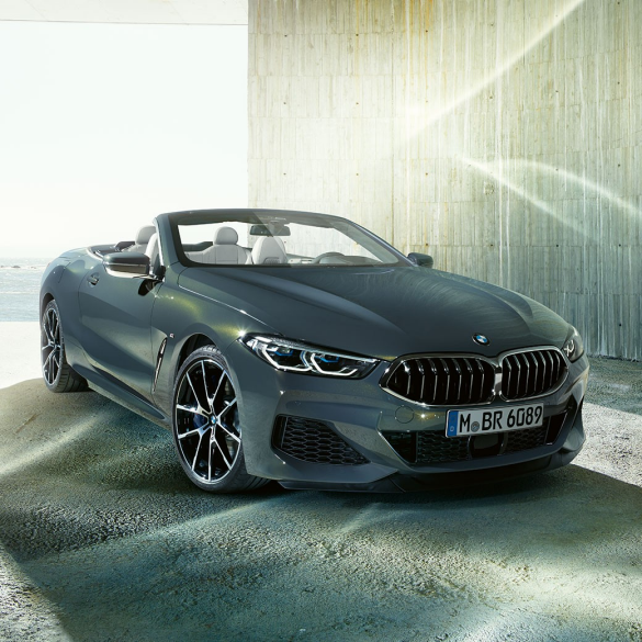 Nuova BMW M850i xDrive Dravit Grey metallic, vista a tre quarti dalla parte frontale sinistra. Nuova BMW M850i xDrive Dravit Grey metallic, vista a tre quarti dalla parte frontale sinistra.