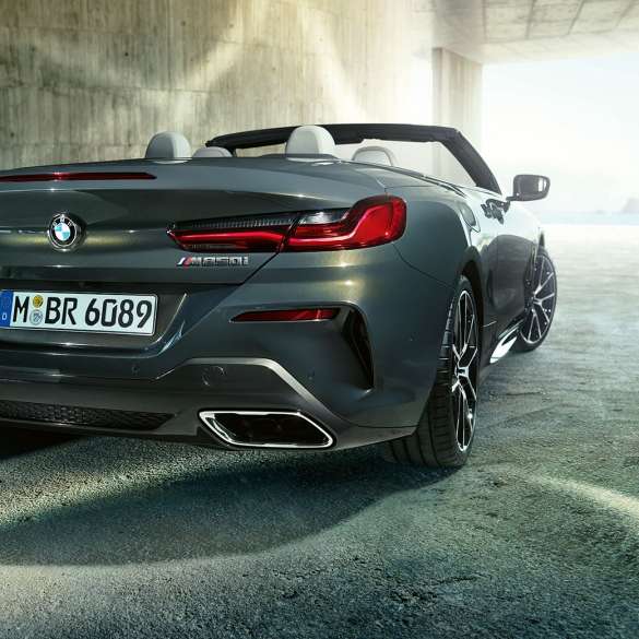Nuova BMW M850i xDrive Dravit Grey metallic, vista a tre quarti dalla parte posteriore destra G14. Nuova BMW M850i xDrive Dravit Grey metallic, vista a tre quarti dalla parte posteriore destra G14.