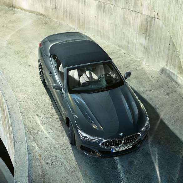 Nuova BMW M850i xDrive Dravit Grey metallic con la capote in nero, vista dall'alto G14. Nuova BMW M850i xDrive Dravit Grey metallic con la capote in nero, vista dall'alto G14.