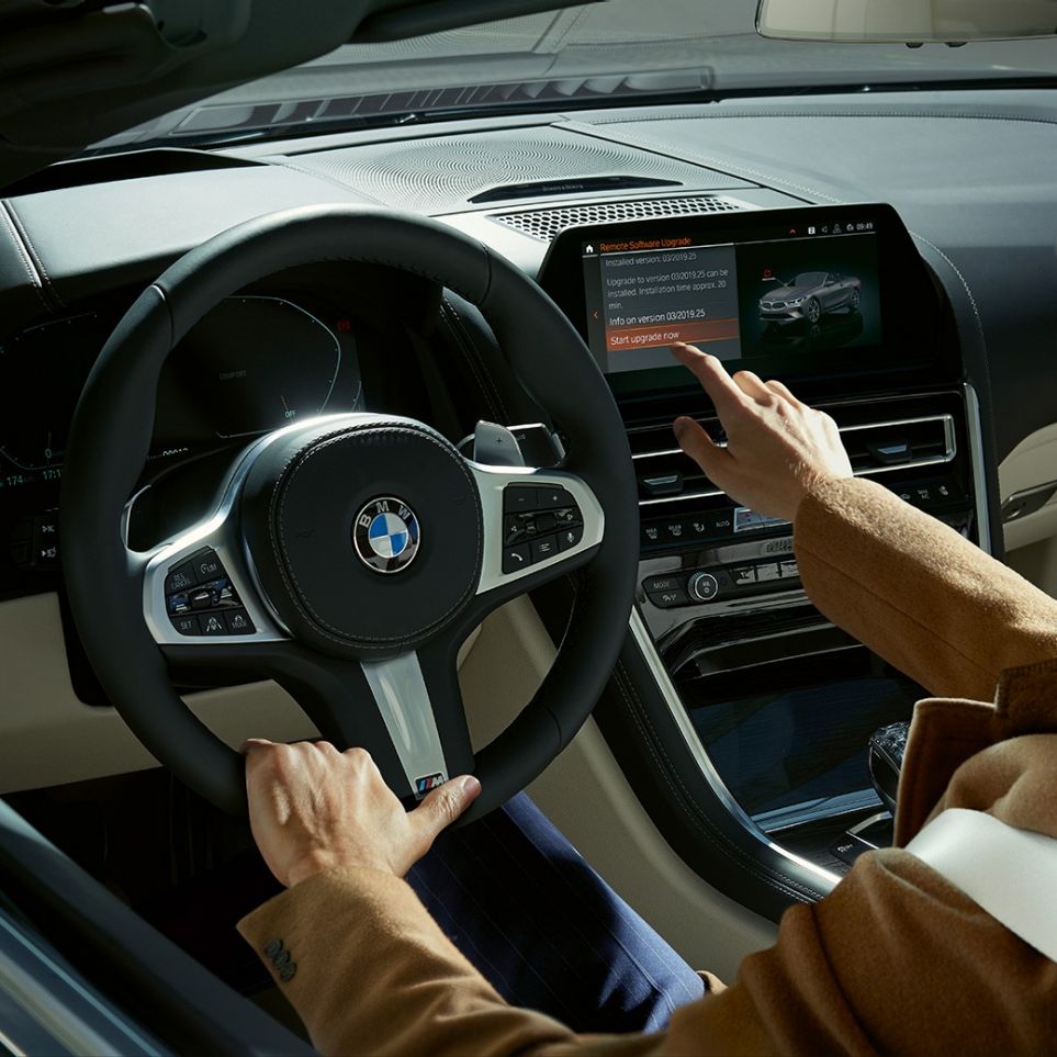 Nuova BMW M850i xDrive, conducente che gestisce il BMW Live Cockpit Professional tramite touch control G14. Nuova BMW M850i xDrive, conducente che gestisce il BMW Live Cockpit Professional tramite touch control G14.