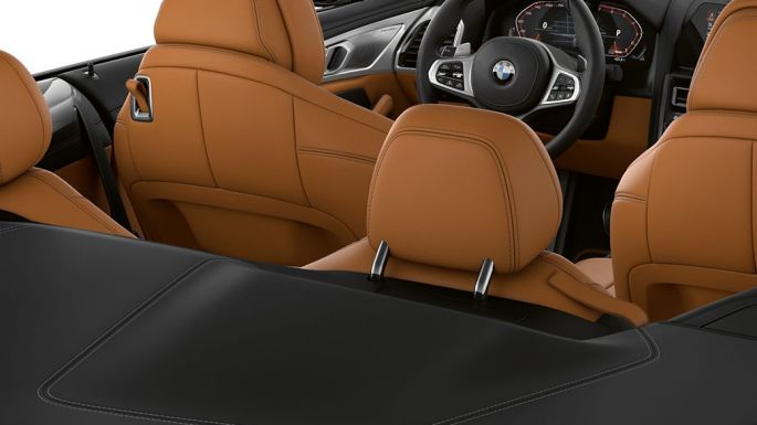 Interni della Nuova BMW M850i xDrive con capote in tessuto aperta G14. Interni della Nuova BMW M850i xDrive con capote in tessuto aperta G14.