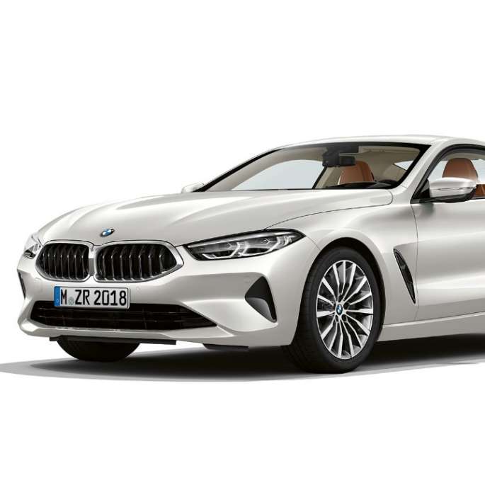 BMW Serie 8 Coupé, vista anteriore a tre quarti. BMW Serie 8 Coupé, Mineral White metallizzato, vista anteriore a tre quarti.