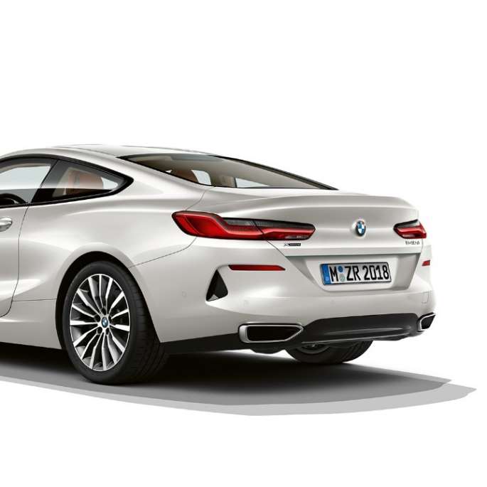 BMW Serie 8 Coupé, vista posteriore a tre quarti. BMW Serie 8 Coupé, Mineral White metallizzato, vista posteriore a tre quarti.