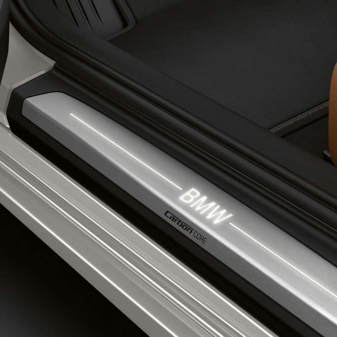 BMW Serie 8 Coupé, listelli battitacco. BMW Serie 8 Coupé, listello battitacco con scritta BMW illuminata.