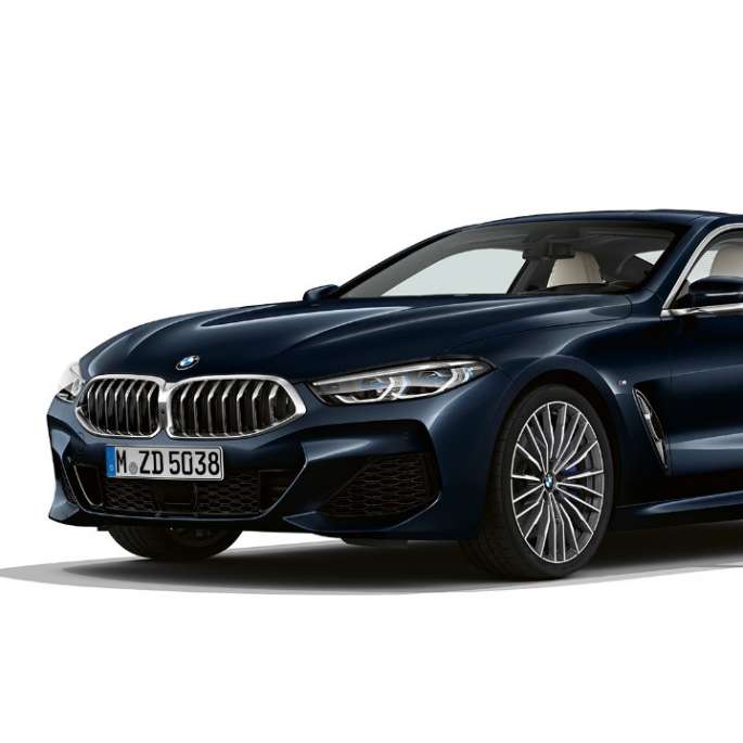 BMW Serie 8 Coupé, vista anteriore a tre quarti G15. BMW Serie 8 Coupé, Carbon Black metallizzato, vista anteriore a tre quarti G15.