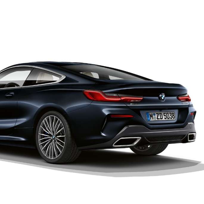 BMW Serie 8 M Coupé, vista posteriore a tre quarti. BMW Serie 8 Coupé, Carbon Black metallizzato, vista posteriore a tre quarti.