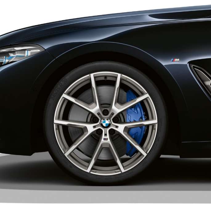 Cerchi in lega leggera M da 19", styling a doppi raggi n° 727 M bicolore. BMW Serie 8 Coupé, Carbon Black metallizzato, cerchi in lega leggera M da 19”, styling a doppi raggi n° 727 M bicolore.