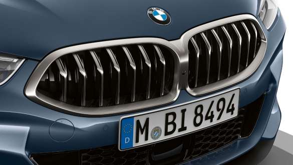 Listelli del doppio rene e inserti Air Breather G15. BMW Serie 8 Coupé, primo piano frontale, listelli del doppio rene e inserti Air Breather G15.