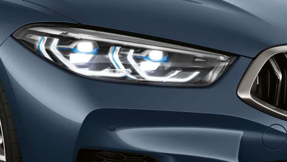 Luce laser BMW G15. BMW Serie 8 Coupé, primo piano dei fari anteriori, luce laser BMW G15.