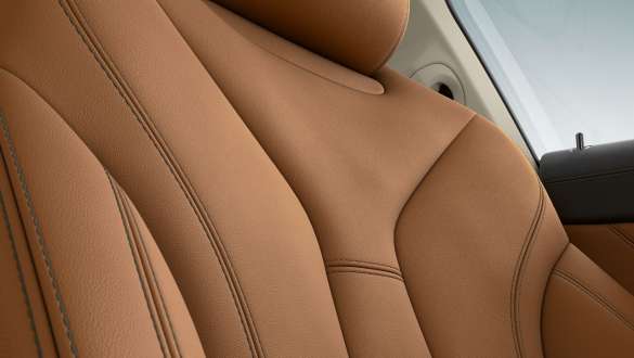 Rivestimenti interni in pelle “Merino” BMW Individual Cognac G15. BMW Serie 8 Coupé, primo piano del sedile, allestimento in pelle BMW Individual “Merino” Cognac G15.