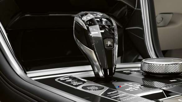 Applicazione in vetro “CraftedClarity”. BMW Serie 8 Coupé, selettore marce, applicazione in vetro “CraftedClarity”.