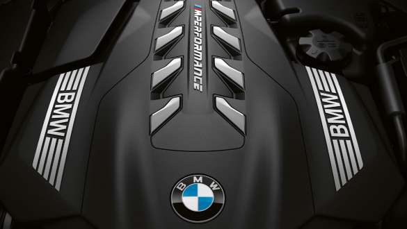 Motore BMW benzina a 8 cilindri TwinPower Turbo G15. BMW Serie 8 Coupé, vista dall’alto, motore benzina a otto cilindri BMW M TwinPower Turbo G15.