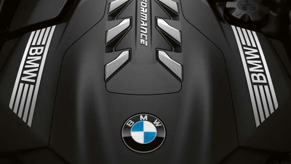 Motore diesel a 6 cilindri in linea BMW TwinPower Turbo G15. BMW Serie 8 Coupé, vista dall’alto, motore diesel BMW TwinPower Turbo a 6 cilindri in linea G15.