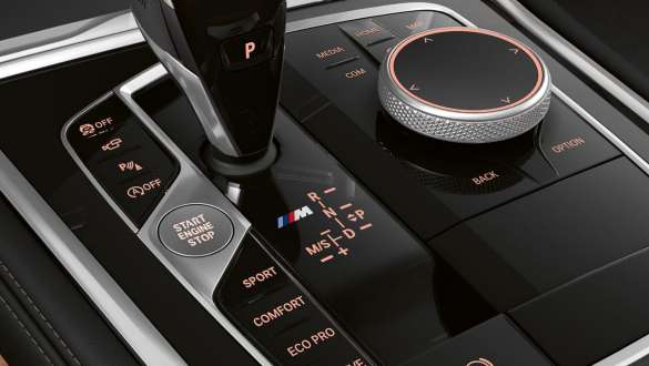 Consolle centrale, cambio sportivo Steptronic G15. BMW Serie 8 Coupé, primo piano della consolle centrale, cambio sportivo Steptronic G15.